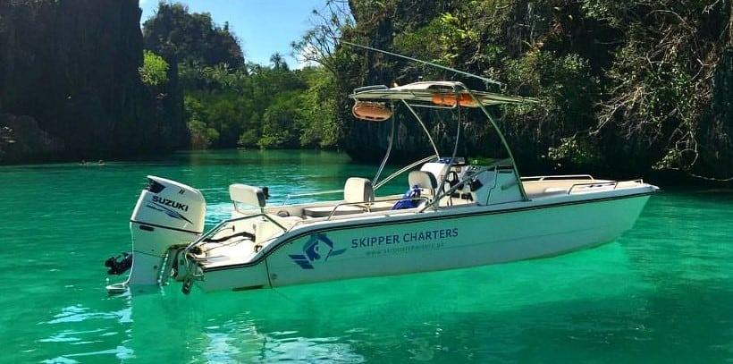 Schnellboot auf türkisem Wasser