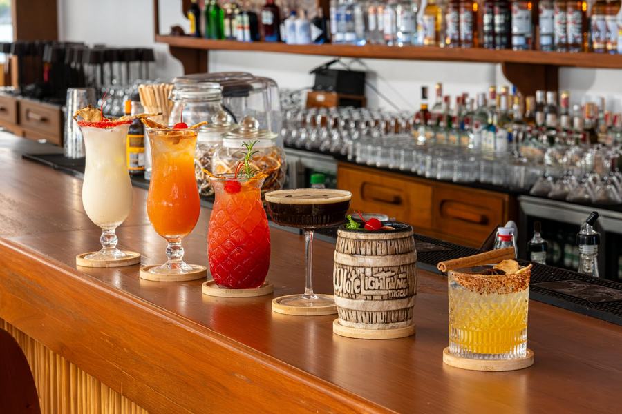 Bunte Cocktails auf dem Tresen der Blue Ocean Bar