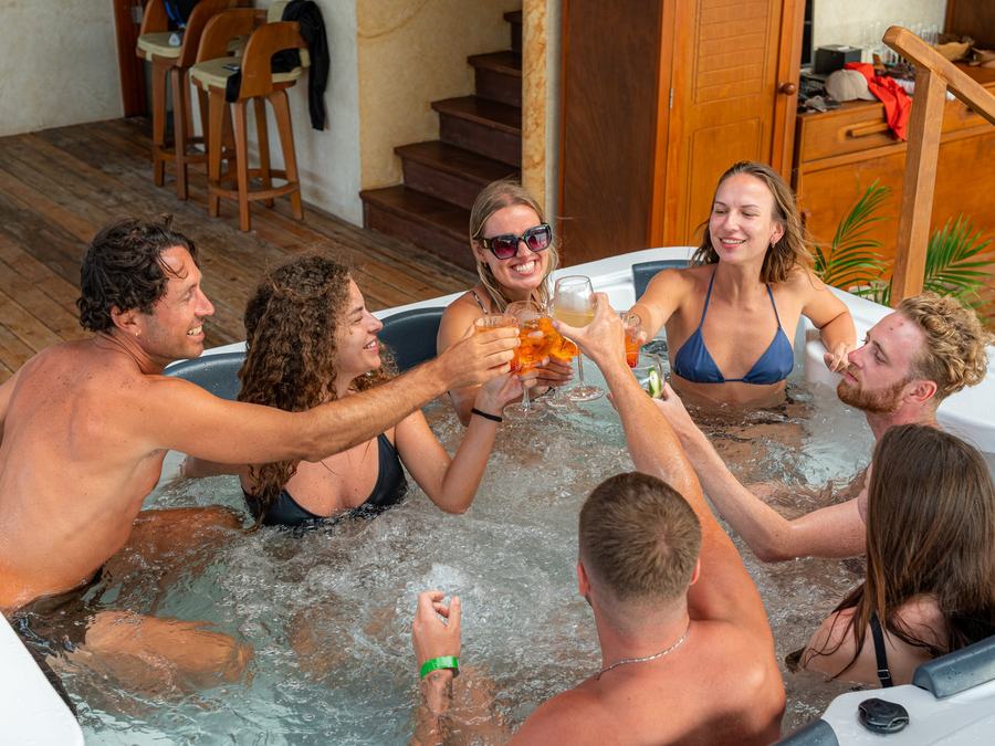 Gäste stoßen im Jacuzzi der Blue Ocean Bar an