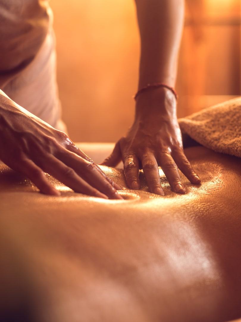 Massage mit warmen Steinen im Spa des Resorts