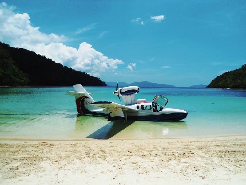 Wasserflugzeug am Strand der Turtle Bay, Gäste steigen aus